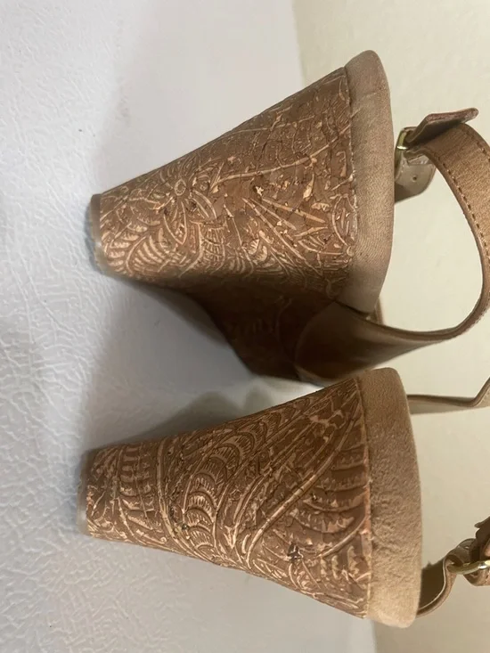 Reaction Kenneth Cole Women's Tan Wedge Sandals. Good Condition. Size 9. - Picture 7 of 11